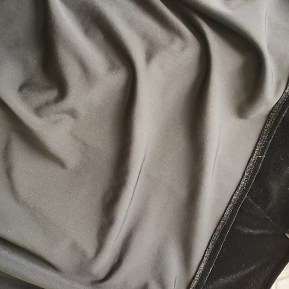 Long black velvet beaded gown with cap sleeves - Picture 6 of 6